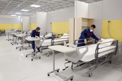 Trabajadores iraníes en un hospital provisorio instalado en un centro comercial en Teherán.