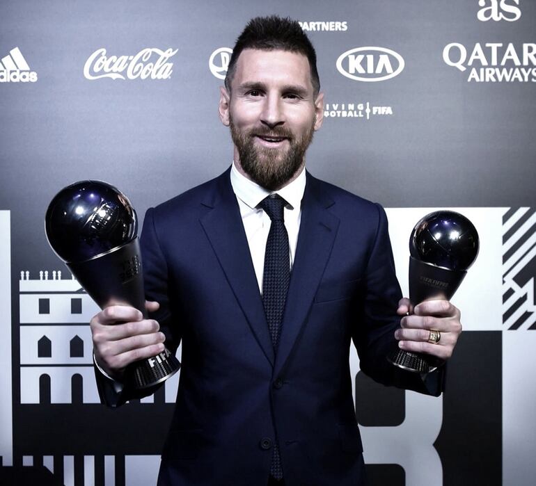 Lionel Andrés Messi (32), con sus trofeos, por integrar el equipo ideal y por ser el mejor del mundo.