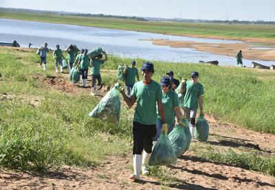 Jornada de limpieza de ribera del río Paraguay en San Antonio.