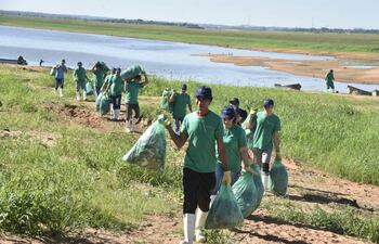 Jornada de limpieza de ribera del río Paraguay en San Antonio.