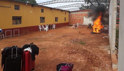 Los cuarentenados quemaron colchones en protesta por el hacinamiento y la falta de cuidados.