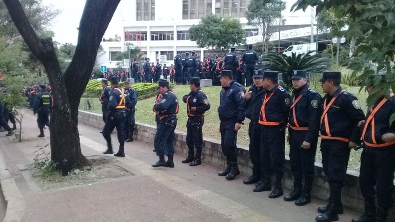 Un fuerte contingente policial custodia la Municipalidad esta mañana.