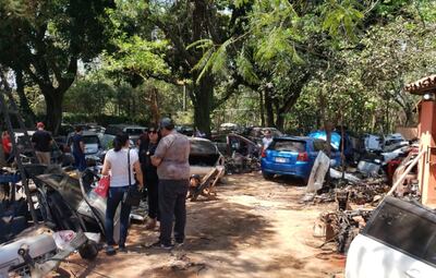 La fiscala Laura Ávalos y agentes policiales de Investigación Criminal allanaron el taller mecánico usado  como “aguantadero” en San Antonio, el cual  estaba repleto de vehículos “carneados”.