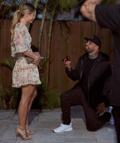 Nicky Jam en el momento en el que le pide la mano en matrimonio a Cydney Moreau.