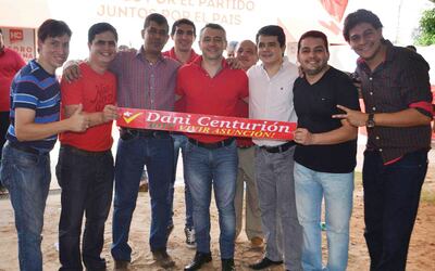 (De izq. a der.) Francisco Daniel Torres, Héctor Enrique Ayala, Daniel Ortiz, Óscar López, Daniel Centurión, Hugo Carreras, Robert Núñez, Ariel Silva y Daniel Sánchez. En decenas de fotos los operadores salen “trabajando” para el Partido Colorado.