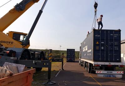 Arribaron el viernes último a la margen derecha de Yacyretá los primeros cuatro contenedores, con los equipos.