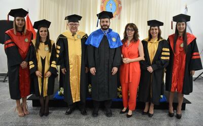 El cónsul honorario turco Cengiz Deveci (c) y la embajadora Armagan Inci Ersoy (5ª de izq. der.), en un acto en S. Lorenzo.