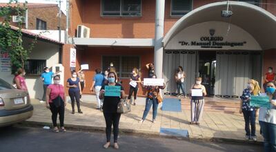 Manifestación frente al colegio Manuel Domínguez de Luque