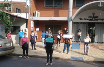 Manifestación frente al colegio Manuel Domínguez de Luque