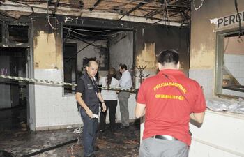 bomberos-voluntarios-y-agentes-de-criminalistica-de-la-policia-efectuaron-una-minuciosa-revision-del-hospital-siniestrado-y-levantaron-varias-eviden-211153000000-395377.jpg