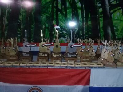 Los artistas de diferentes puntos del  país compiten por el Takuare'ĕ de oro.