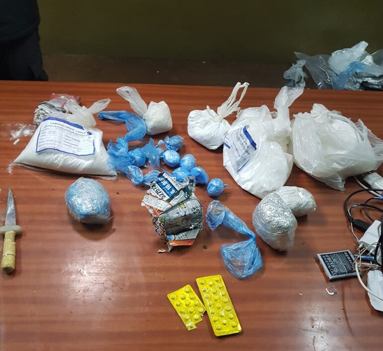 Medicamentos y supuestas dosis de crack incautadas en la penitenciaría regional de San Pedro.