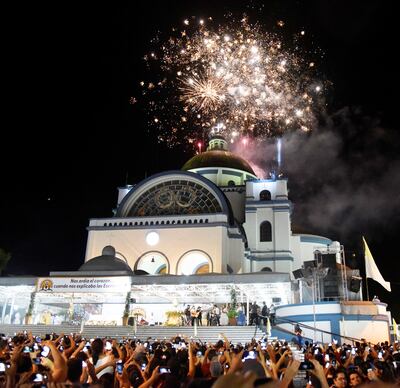 Un imponente show de fuegos artificiales de unos diez minutos dio la bienvenida a  la celebración  de la Inmaculada Concepción en Caacupé.