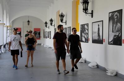 Grupos de personas recorren la exposición 'El Macondo de Matiz', en el espacio cultural del claustro de La Merced de la Universidad de Cartagena (Colombia).