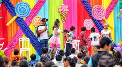 Los “animadores”, en el escenario montado para el show que ofrecieron a los  niños de Troche, de la mano de Petropar.