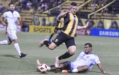 Jorge Paredes, defensor de Capiatá, se tira al piso para cortar un intento ofensivo de Jorge Morel. El capitán legendario fue sustituido. La defensa capiateña se plantó bien, pero cedió al final del juego.