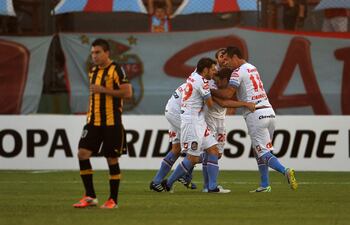 julio-furch-de-arsenal-de-sarandi-celebra-con-sus-companeros-de-equipo-tras-anotar-un-gol-ante-penarol-de-uruguay-221156000000-1058825.JPG