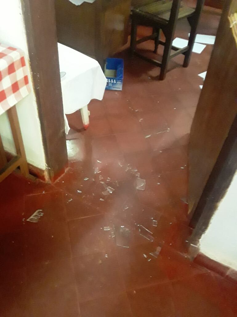 Los maleantes destrozaron varias ventanas para llevar los elementos informáticos.