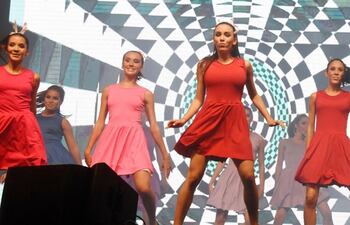 las-alumnas-del-colegio-cristo-rey-presentaron-una-coreografia-llena-de-ritmo-energia-y-color-obtuvieron-el-tercer-lugar-en-la-competencia--180639000000-1809613.jpg