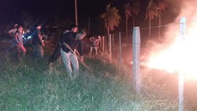 Los vecinos se unieron con los gentes policiales para aplacar el fuego.