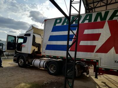 Camión incautado con supuesta carga de contrabando.