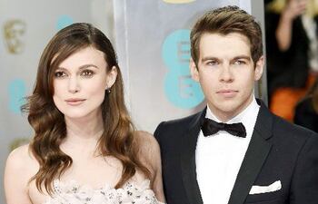 la-actriz-britanica-keira-knightley-y-su-esposo-james-righton-en-el-royal-opera-house-en-londres-efe-204840000000-1293867.jpg