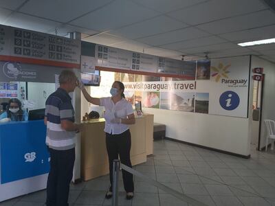 Desde hoy los turistas que ingresan en buses internacionales pasan por control de temperatura.