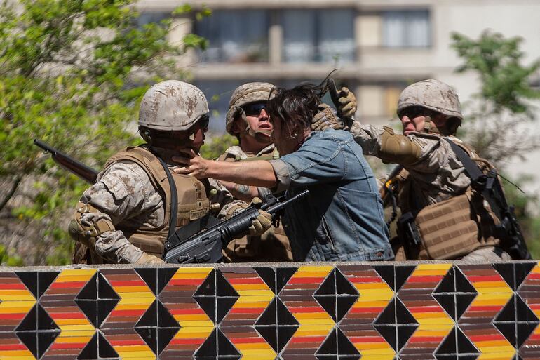 Soldados chilenos detienen a un manifestante en las calles de Santiago. 