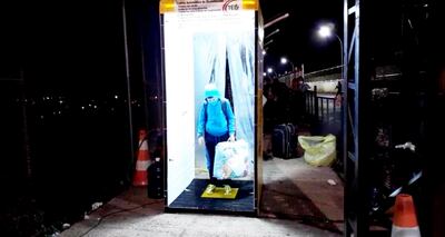 La cámara de desinfección instalada por la Armada Paraguaya en la cabecera del Puente de la Amistad para fumigar a las personas.