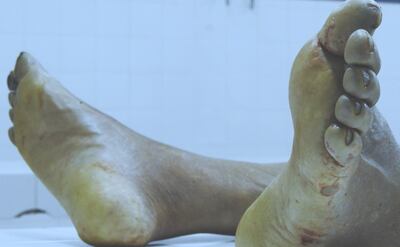 Los pies de un fallecido en una escena de la película paraguaya “Morgue”.