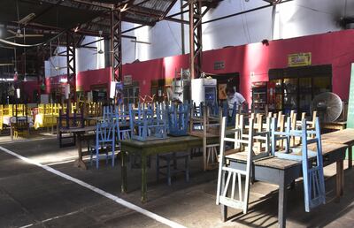 Locales del mercado 1 se encuentran cerrados y las sillas permanecen sobre las mesas desde hace semanas.