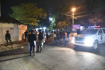 Cuatro motochorros asaltan a dos parejas en un barrio capitalino.
