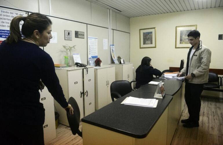 &nbsp;Vac&iacute;o. Ning&uacute;n paciente, solo cinco funcionarios. Es lo que hab&iacute;a en la sala de espera de consultorios el viernes, a las 11:30.