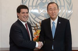 el-presidente-horacio-cartes-izq-y-el-titular-de-la-organizacion-de-naciones-unidas-el-coreano-ban-ki-moon-se-estrechan-las-manos-durante-el-encu-223014000000-605114.jpg