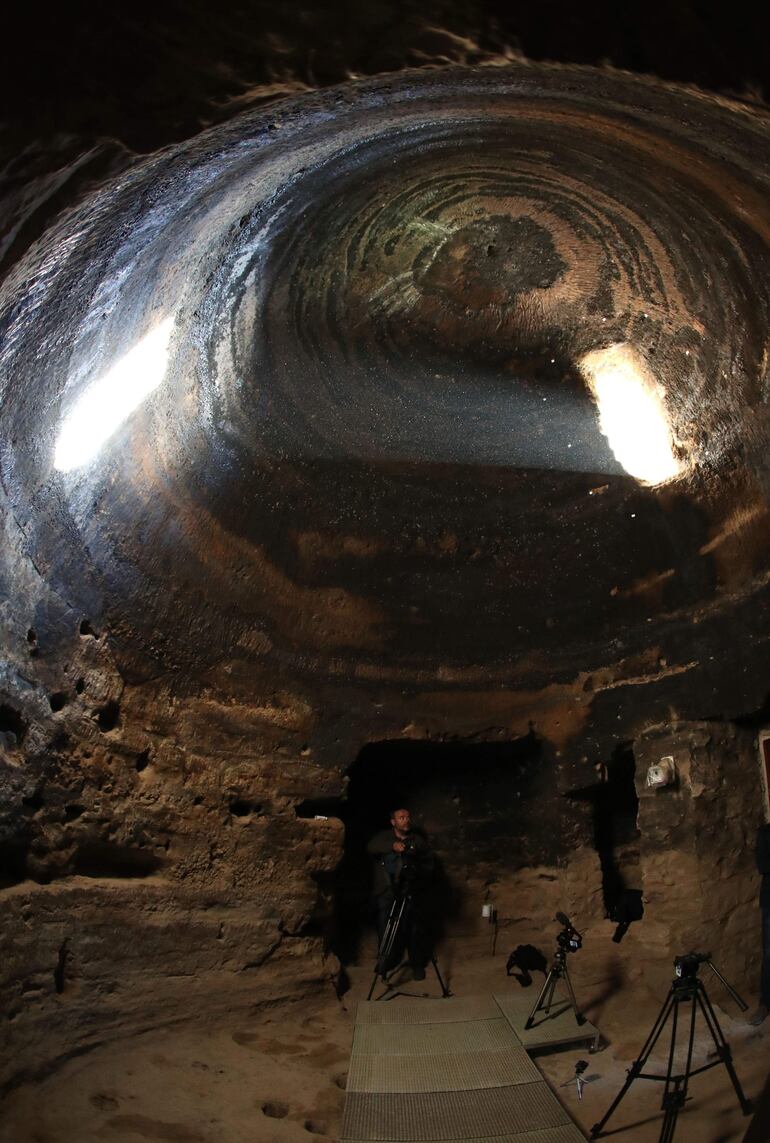 GRAF126. ARTENARA (GRAN CANARIA), 07/07/2019.- Cúpula de una las cuevas artificiales del yacimiento prehispánico de Risco Caído, en la cumbre de Gran Canaria, donde un rayo de luz que se cuela por una claraboya al amanecer va marcando el inicio de las estaciones de primavera, verano y otoño sobre unos grabados en forma de triángulos púbicos. La Unesco declaró hoy Patrimonio Mundial el paisaje cultural de Risco Caído y las montañas sagradas de Gran Canaria, un yacimiento arqueológico prehispánico de asentamientos trogloditas con templos y marcadores de claras connotaciones astronómicas. EFE/Elvira Urquijo A.
