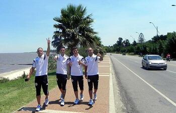 los-chicos-brahian-ayala-tony-sanabria-juan-danilo-santacruz-y-roque-guachire-en-plena-caminata-apf-230600000000-1283490.jpg