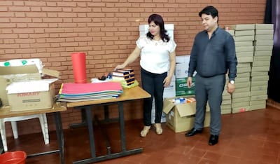 El licenciado Darío Ruiz Ruiz (derecha) reasumió ayer como director del Colegio Dr. Raúl Peña de Caacupé.