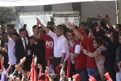 Cerca del mediodía el mandatario nacional Mario Abdo salió a hablar con sus correligionarios.