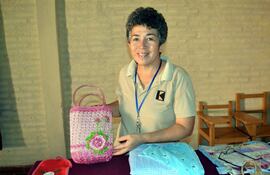nilza-armoa-una-de-las-integrantes-del-grupo-de-mujeres-muestra-las-creativas-artesanias-confeccionadas-con-material-reciclado--193340000000-1280427.jpg