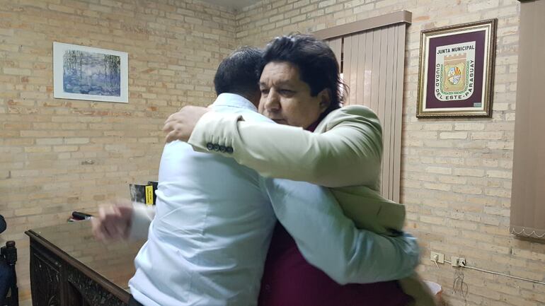 Miguel  Preito y Celso Miranda “Kelembu” se fundieron en un abrazo.