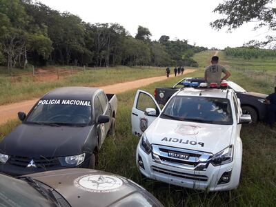 Agentes policiales acompañan la ocupación de tierras que, según los dueños de las estancias, es totalmente irregular.