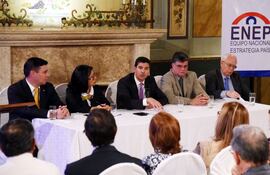 el-ministro-santiago-pena-centro-expuso-ayer-en-un-panel-en-el-hotel-del-paraguay--222143000000-1525839.jpg