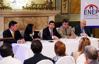 el-ministro-santiago-pena-centro-expuso-ayer-en-un-panel-en-el-hotel-del-paraguay--222143000000-1525839.jpg