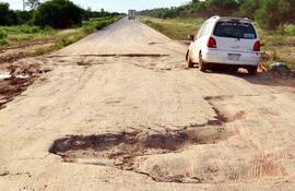 baches-y-cortes-poco-antes-de-mariscal-estigarribia-que-diariamente-ponen-en-riesgo-la-vida-de-los-conductores--230904000000-1272249.jpg