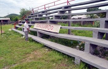 la-graderia-construida-muy-precariamente-fue-clausurada-antes-de-su-inauguracion-debido-al-peligro-de-derrumbe--220443000000-1783695.jpg