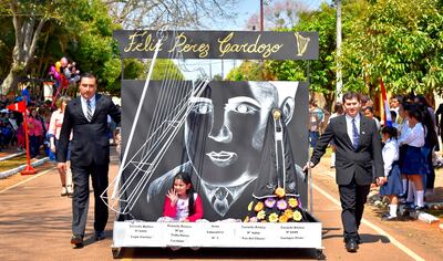 Una de las instituciones educativas participantes preparó una carroza en honor a la Virgen de los Siete Dolores y Félix Pérez Cardozo con su arpa paraguaya.