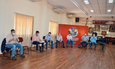 Aspecto de la reunión de intendentes, autoridades sanitarias y departamentales de Misiones, en el salón Mangoré de la Gobernación.