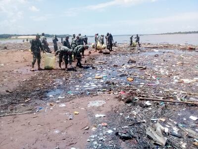 Militares del Comando Logístico acompañaron ayer la tarea de limpieza en la orilla del río Paraguay en la ciudad de San Antonio.