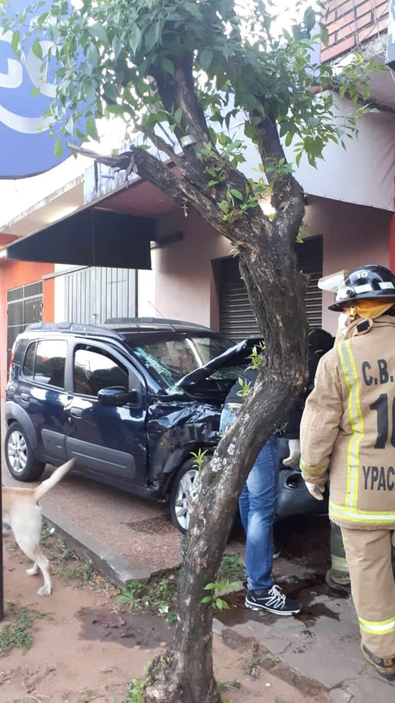 Aparatoso accidente sin víctimas en Ypacaraí.