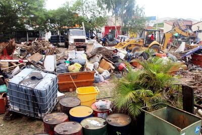 Más de 30.000 toneladas de elementos para criaderos fueron recolectadas ayer del barrio Central de Mariano Roque Alonso.
